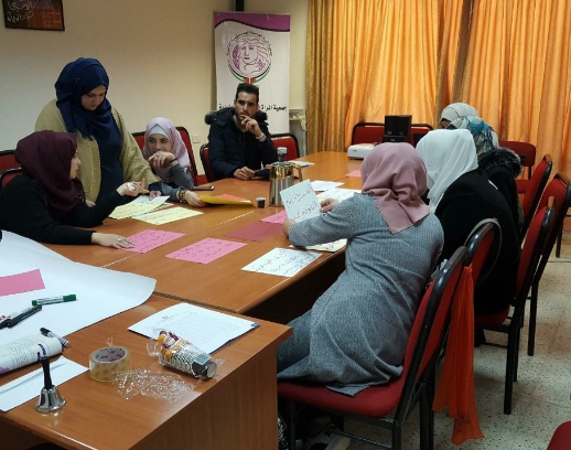 جمعية المرأة العاملة تنفذ سلسلة ورش توعوية في نابلس